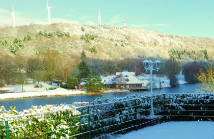 Traumblick-im-Winter-aus-der-Sauna